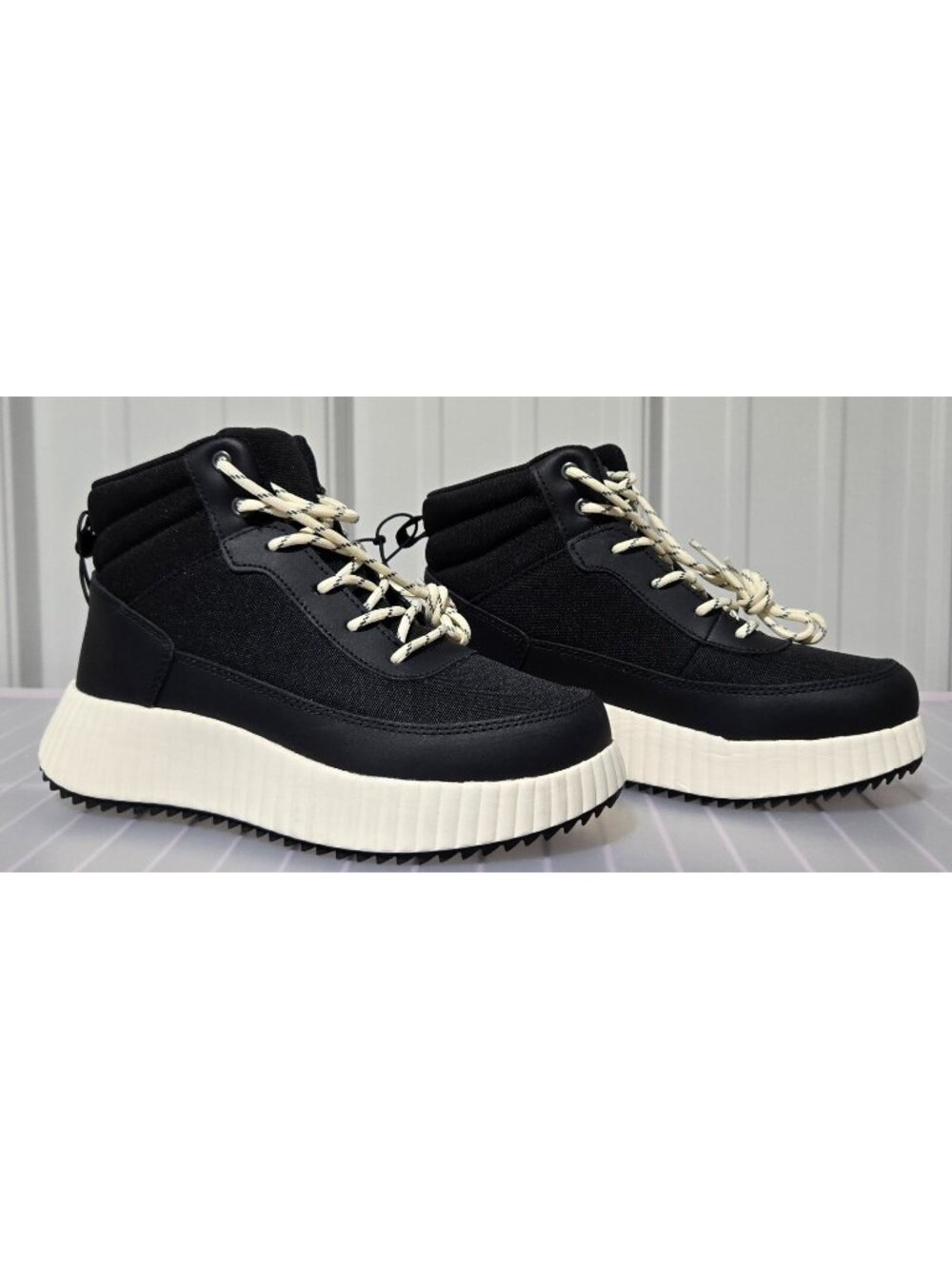 Universal Thread Shyla Black Platform Water Resistant Hiking Boots -- Size 6 - Picture 1 of 6